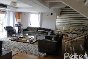 Casa à venda com 355m², 4 dormitórios, 4 suítes, 4 vagas, no bairro Vila Assunção em Porto Alegre