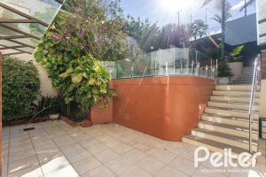 Casa à venda com 355m², 4 dormitórios, 4 suítes, 4 vagas, no bairro Vila Assunção em Porto Alegre