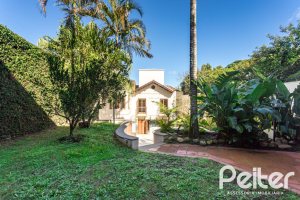 Casa à venda com 355m², 4 dormitórios, 4 suítes, 4 vagas, no bairro Vila Assunção em Porto Alegre