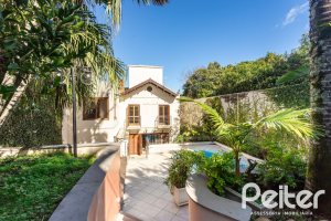 Casa à venda com 355m², 4 dormitórios, 4 suítes, 4 vagas, no bairro Vila Assunção em Porto Alegre