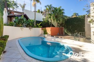 Casa à venda com 355m², 4 dormitórios, 4 suítes, 4 vagas, no bairro Vila Assunção em Porto Alegre