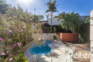 Casa à venda com 355m², 4 dormitórios, 4 suítes, 4 vagas, no bairro Vila Assunção em Porto Alegre