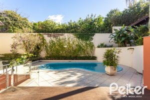 Casa à venda com 355m², 4 dormitórios, 4 suítes, 4 vagas, no bairro Vila Assunção em Porto Alegre