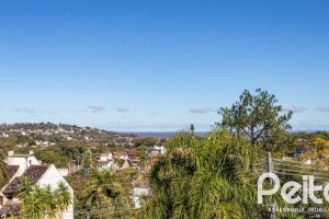 Casa à venda com 355m², 4 dormitórios, 4 suítes, 4 vagas, no bairro Vila Assunção em Porto Alegre