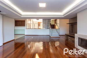 Casa à venda com 355m², 4 dormitórios, 4 suítes, 4 vagas, no bairro Vila Assunção em Porto Alegre