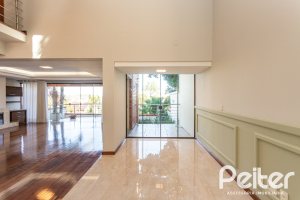 Casa à venda com 355m², 4 dormitórios, 4 suítes, 4 vagas, no bairro Vila Assunção em Porto Alegre