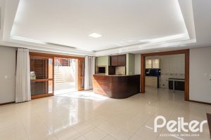 Casa à venda com 355m², 4 dormitórios, 4 suítes, 4 vagas, no bairro Vila Assunção em Porto Alegre