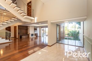 Casa à venda com 355m², 4 dormitórios, 4 suítes, 4 vagas, no bairro Vila Assunção em Porto Alegre