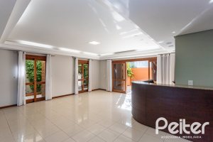 Casa à venda com 355m², 4 dormitórios, 4 suítes, 4 vagas, no bairro Vila Assunção em Porto Alegre