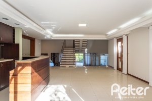 Casa à venda com 355m², 4 dormitórios, 4 suítes, 4 vagas, no bairro Vila Assunção em Porto Alegre