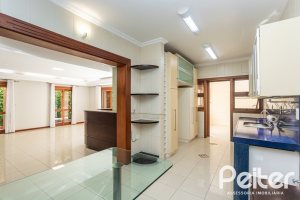 Casa à venda com 355m², 4 dormitórios, 4 suítes, 4 vagas, no bairro Vila Assunção em Porto Alegre