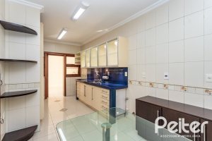 Casa à venda com 355m², 4 dormitórios, 4 suítes, 4 vagas, no bairro Vila Assunção em Porto Alegre
