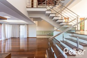 Casa à venda com 355m², 4 dormitórios, 4 suítes, 4 vagas, no bairro Vila Assunção em Porto Alegre