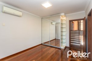 Casa à venda com 355m², 4 dormitórios, 4 suítes, 4 vagas, no bairro Vila Assunção em Porto Alegre