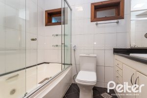 Casa à venda com 355m², 4 dormitórios, 4 suítes, 4 vagas, no bairro Vila Assunção em Porto Alegre