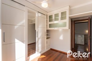 Casa à venda com 355m², 4 dormitórios, 4 suítes, 4 vagas, no bairro Vila Assunção em Porto Alegre
