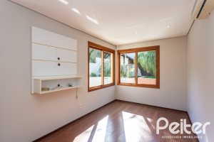 Casa à venda com 355m², 4 dormitórios, 4 suítes, 4 vagas, no bairro Vila Assunção em Porto Alegre