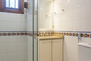 Casa à venda com 355m², 4 dormitórios, 4 suítes, 4 vagas, no bairro Vila Assunção em Porto Alegre