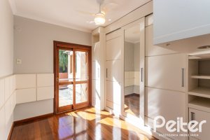 Casa à venda com 355m², 4 dormitórios, 4 suítes, 4 vagas, no bairro Vila Assunção em Porto Alegre