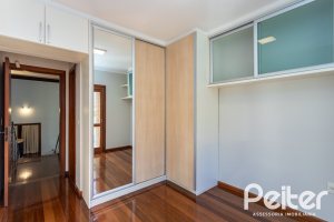 Casa à venda com 355m², 4 dormitórios, 4 suítes, 4 vagas, no bairro Vila Assunção em Porto Alegre
