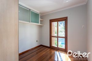 Casa à venda com 355m², 4 dormitórios, 4 suítes, 4 vagas, no bairro Vila Assunção em Porto Alegre