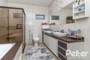 Casa em Condomínio à venda com 213m², 4 dormitórios, 3 suítes, 4 vagas, no bairro Vila Nova em Porto Alegre