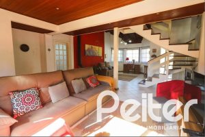 Casa à venda com 179m², 3 dormitórios, 1 suíte, 3 vagas, no bairro Tristeza em Porto Alegre