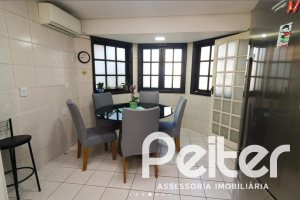 Casa à venda com 179m², 3 dormitórios, 1 suíte, 3 vagas, no bairro Tristeza em Porto Alegre