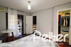 Casa à venda com 179m², 3 dormitórios, 1 suíte, 3 vagas, no bairro Tristeza em Porto Alegre