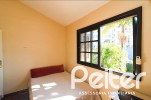 Casa à venda com 179m², 3 dormitórios, 1 suíte, 3 vagas, no bairro Tristeza em Porto Alegre