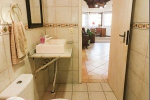 Casa à venda com 179m², 3 dormitórios, 1 suíte, 3 vagas, no bairro Tristeza em Porto Alegre