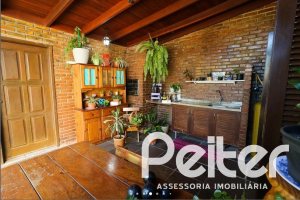 Casa à venda com 179m², 3 dormitórios, 1 suíte, 3 vagas, no bairro Tristeza em Porto Alegre