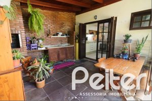 Casa à venda com 179m², 3 dormitórios, 1 suíte, 3 vagas, no bairro Tristeza em Porto Alegre