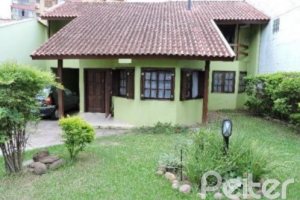 Casa à venda com 179m², 3 dormitórios, 1 suíte, 3 vagas, no bairro Tristeza em Porto Alegre