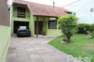 Casa à venda com 179m², 3 dormitórios, 1 suíte, 3 vagas, no bairro Tristeza em Porto Alegre