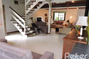 Casa à venda com 179m², 3 dormitórios, 1 suíte, 3 vagas, no bairro Tristeza em Porto Alegre