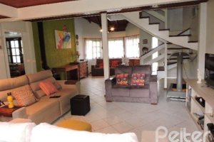 Casa à venda com 179m², 3 dormitórios, 1 suíte, 3 vagas, no bairro Tristeza em Porto Alegre