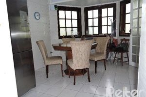 Casa à venda com 179m², 3 dormitórios, 1 suíte, 3 vagas, no bairro Tristeza em Porto Alegre