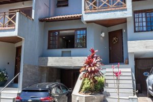 Casa em Condomínio à venda com 174m², 3 dormitórios, 1 suíte, 3 vagas, no bairro Tristeza em Porto Alegre