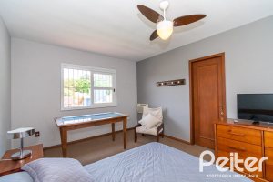 Casa à venda com 239m², 3 dormitórios, 1 suíte, 2 vagas, no bairro Ipanema em Porto Alegre