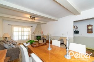 Casa à venda com 239m², 3 dormitórios, 1 suíte, 2 vagas, no bairro Ipanema em Porto Alegre