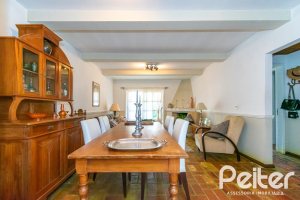 Casa à venda com 239m², 3 dormitórios, 1 suíte, 2 vagas, no bairro Ipanema em Porto Alegre