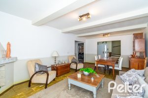 Casa à venda com 239m², 3 dormitórios, 1 suíte, 2 vagas, no bairro Ipanema em Porto Alegre