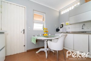 Casa à venda com 239m², 3 dormitórios, 1 suíte, 2 vagas, no bairro Ipanema em Porto Alegre