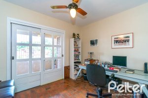 Casa à venda com 239m², 3 dormitórios, 1 suíte, 2 vagas, no bairro Ipanema em Porto Alegre