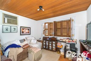 Casa à venda com 239m², 3 dormitórios, 1 suíte, 2 vagas, no bairro Ipanema em Porto Alegre