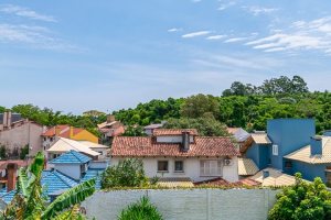 Casa à venda com 239m², 3 dormitórios, 1 suíte, 2 vagas, no bairro Ipanema em Porto Alegre