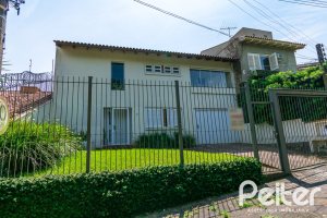 Casa à venda com 239m², 3 dormitórios, 1 suíte, 2 vagas, no bairro Ipanema em Porto Alegre