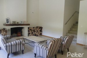 Casa em Condomínio à venda com 288m², 4 dormitórios, 2 suítes, 2 vagas, no bairro Knorr em Porto Alegre