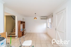 Casa em Condomínio à venda com 118m², 3 dormitórios, 1 suíte, 2 vagas, no bairro Cristal em Porto Alegre